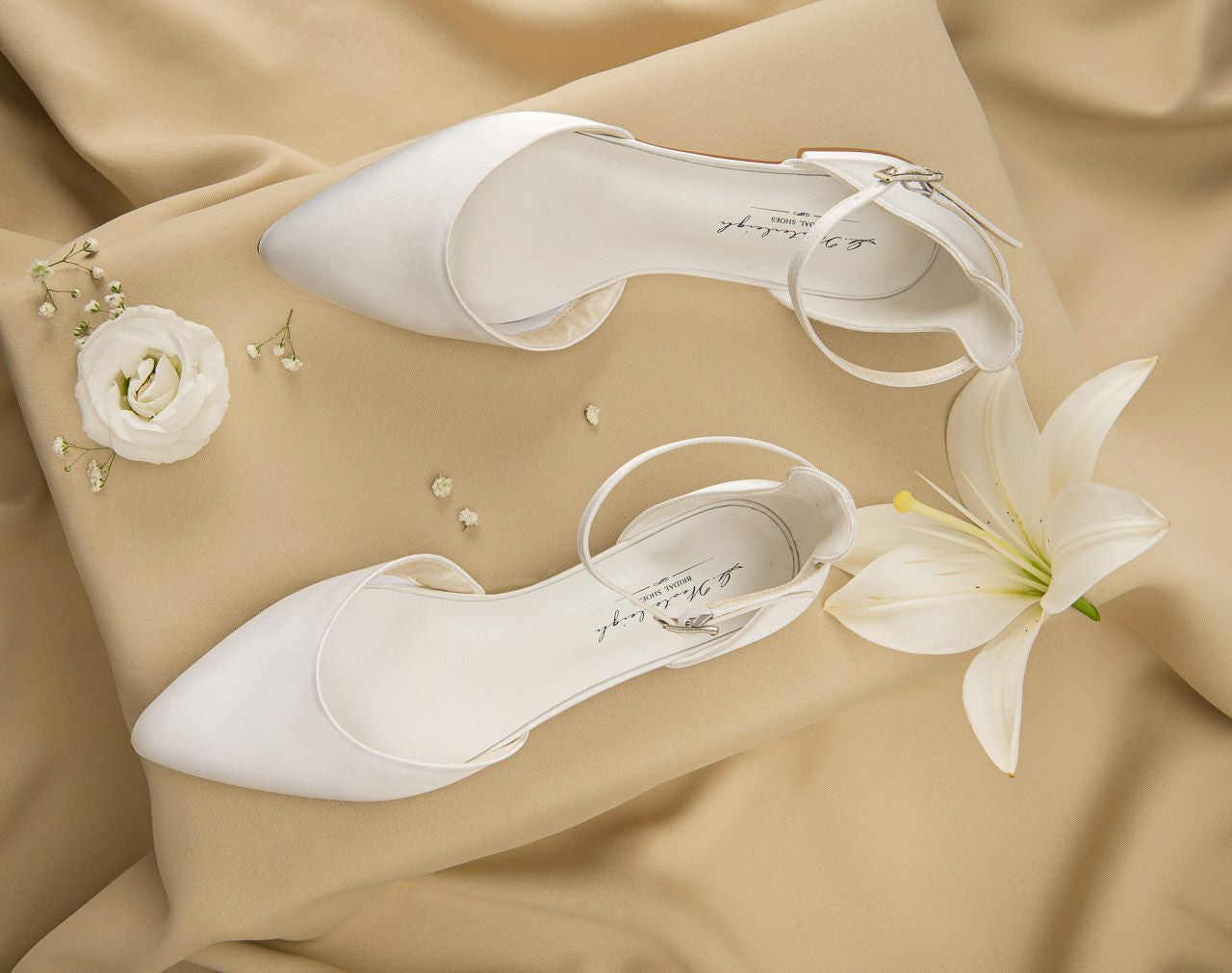 Flat bridal shoes in satin