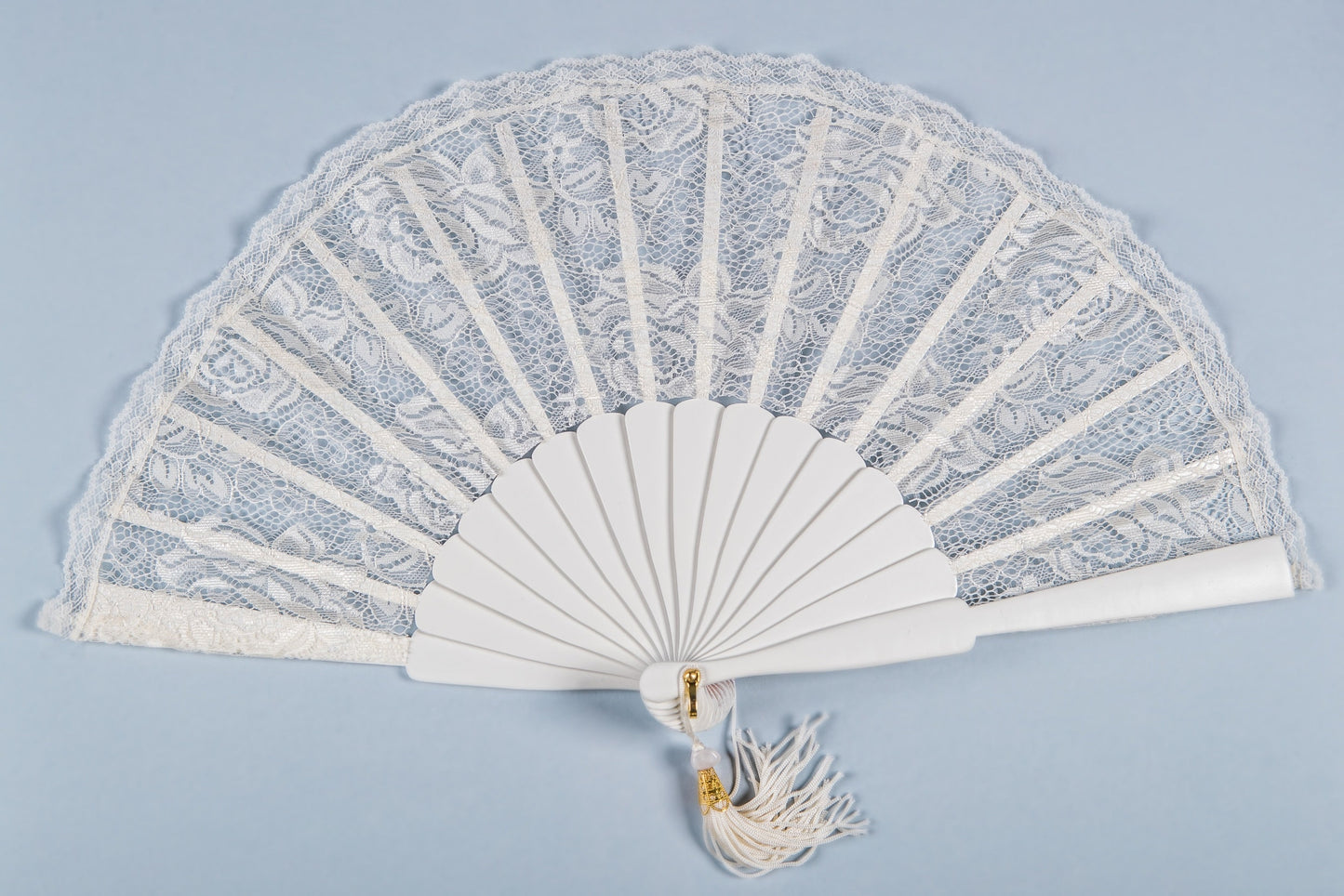 Bridal fan with lace