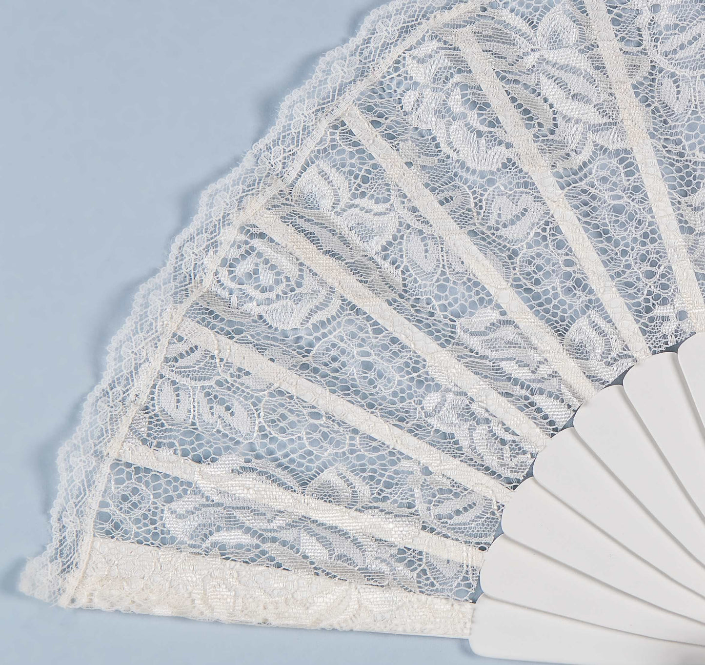 Bridal fan with lace