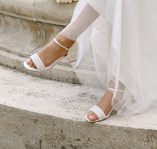 Chaussures de mariée ornées de perles, sandales de mariée blanc cassé, chaussures de mariée à talon carré et bout fermé, sandales de mariée à talon carré, chaussures de mariée à petit talon