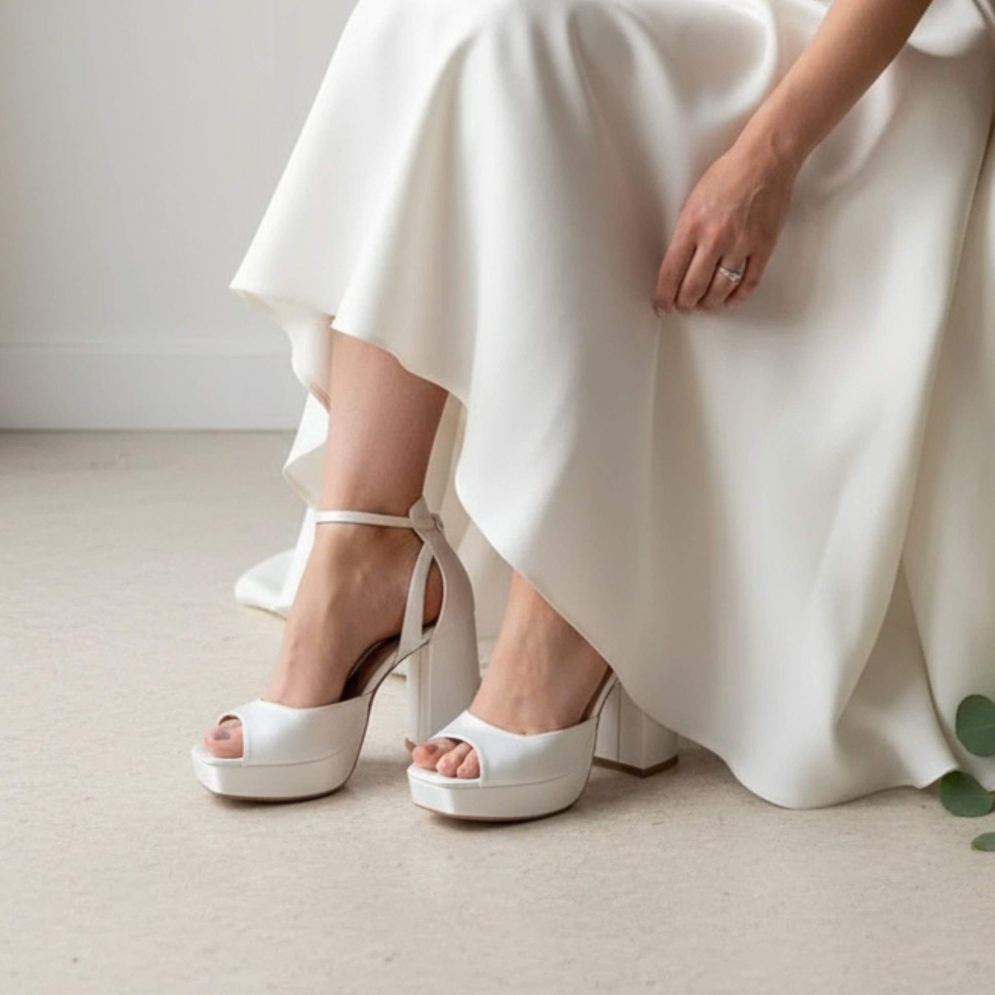 Off-white satin bridal platform heels with 10 cm (3.94 in) block heel, 2 cm (0.79 in) platform, square peep toe, and removable ivory bows