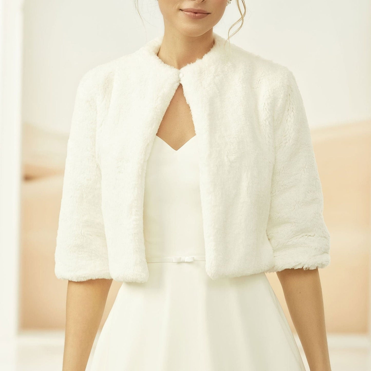 Chaqueta nupcial de piel sintetica/ Bridal bolero/ Bolero de novia piel sintética/ Bolero de novia vegano/ Off white Bridal Bolero