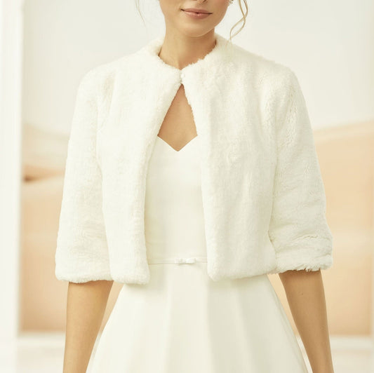 Chaqueta nupcial de piel sintetica/ Bridal bolero/ Bolero de novia piel sintética/ Bolero de novia vegano/ Off white Bridal Bolero